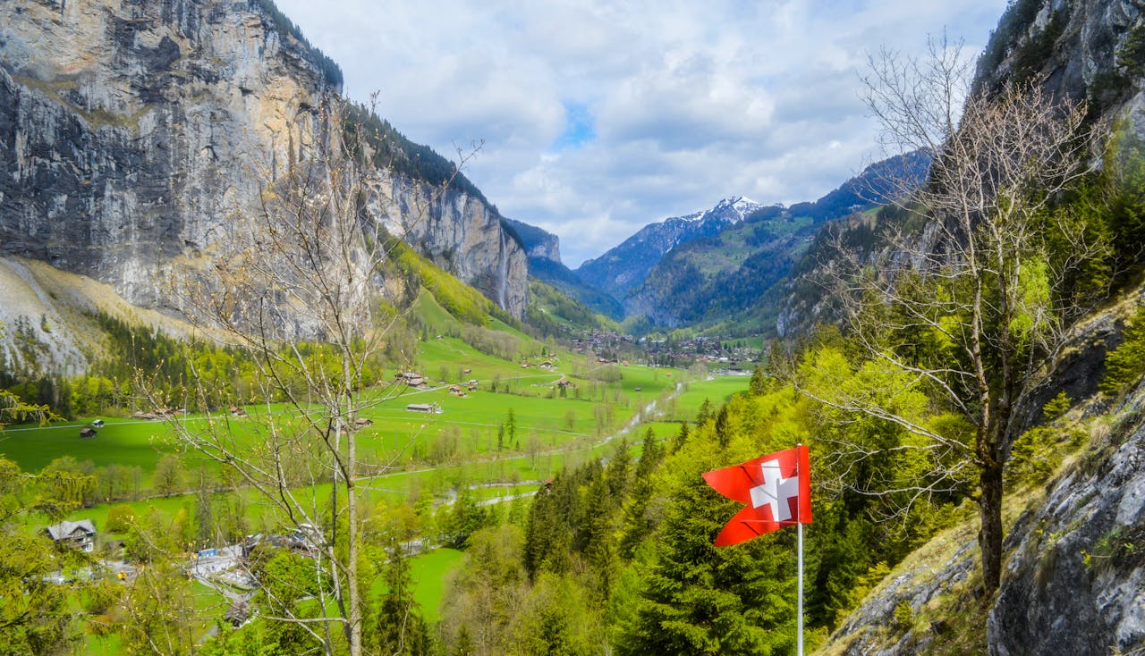 Swiss Alps and business district — Buy Shelf AG